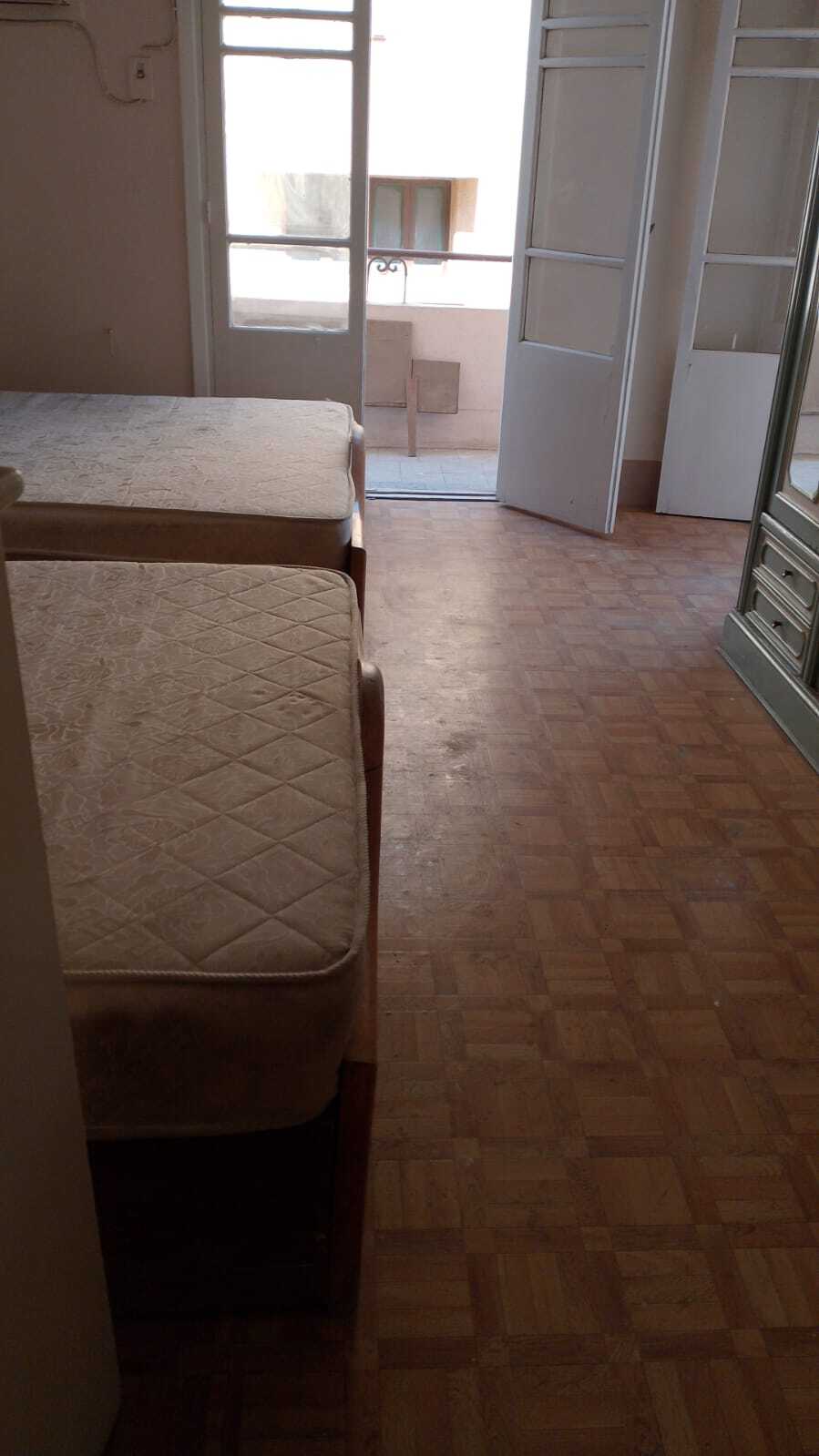 متاح غرفة فيها سريرين السرير ب 2700 شامل الخدمات بعد جامعة عين شمس بمحطة امام وزارة الدفاع